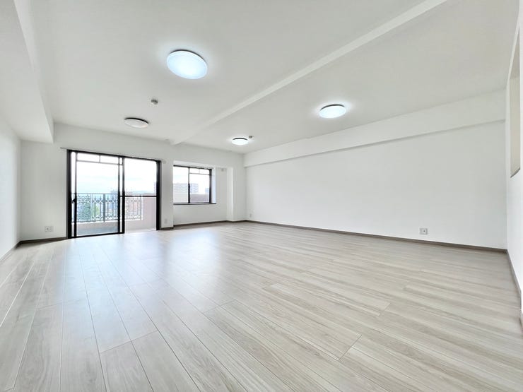 ■□■リビング■□■
広々27.5帖のLDK☆ご家族でゆっくりとくつろぎたい方にお勧め♪家具を置いても十分な広さのリビングです!