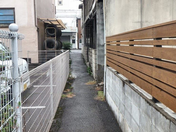 南東側道路(雨天時)