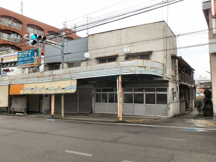 【外観】
外観を南側より撮影(雨天時)
