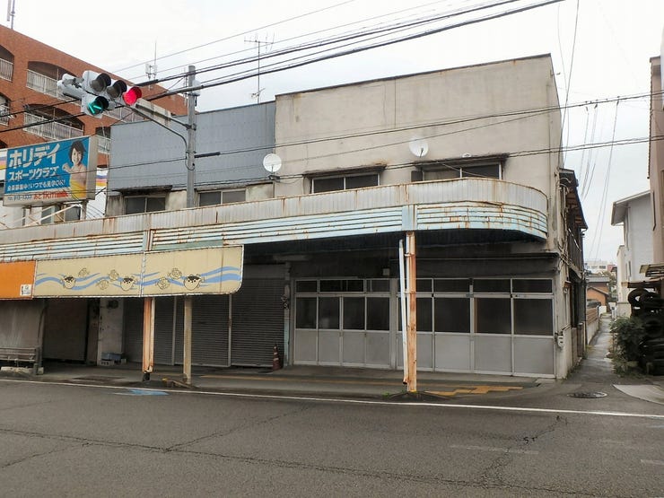 外観を南側より撮影(雨天時)