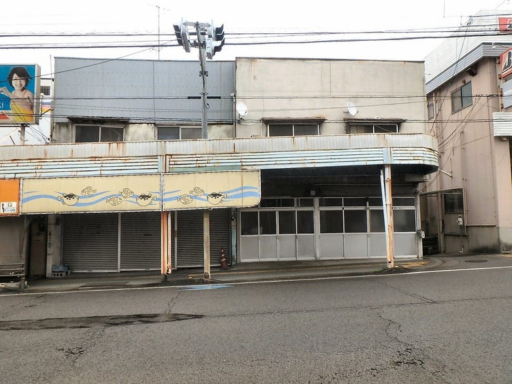 外観を南西側より撮影(雨天時)