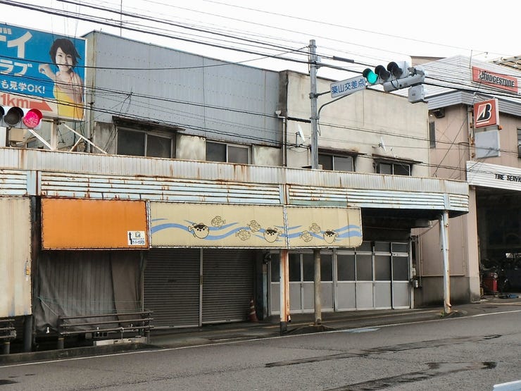 外観を西側より撮影(雨天時)