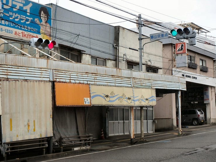 外観を西側より撮影(雨天時)