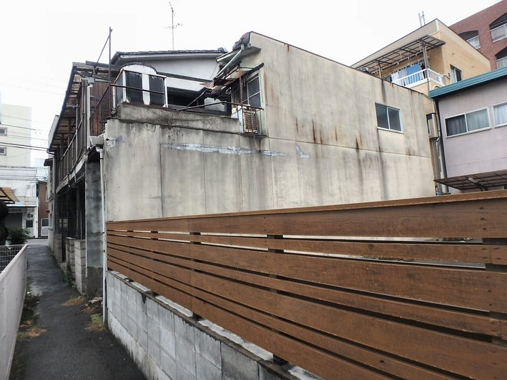 外観を南東側より撮影(雨天時)