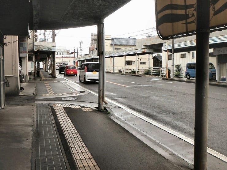 南西側道路(雨天時)