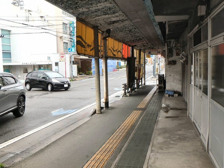 南西側道路(雨天時)