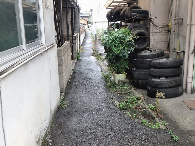 南東側道路(雨天時)