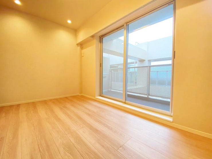 両面バルコニーになっており、6.8帖の洋室の外にもバルコニーが。