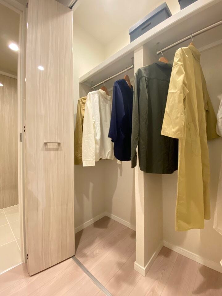 クローゼットの扉がつやがあり高級感を感じます。