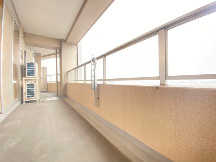 南東向きのバルコニーはお洗濯をしていても気持ちが良い空間です。