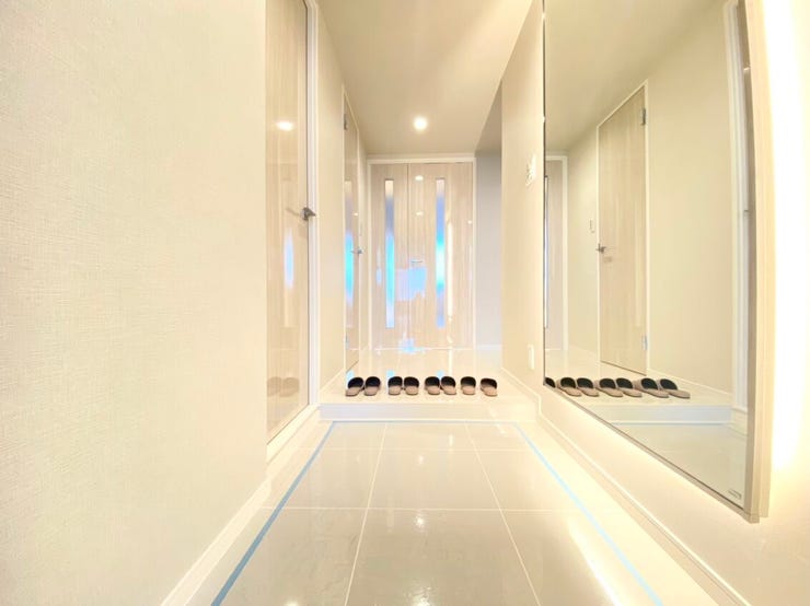 ラグジュアリーな雰囲気の玄関。