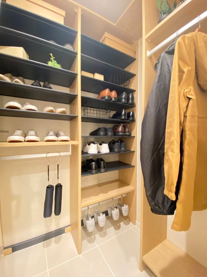 シューズインクローゼットにはハンガーパイプもあり冬のコート掛けにも重宝します。