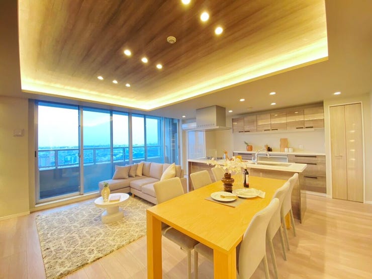 21帖あるリビングダイニングは窓も大きく開放的です。