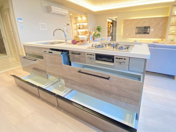 家族全員を見渡せる対面キッチン。食洗器やディスポーザーの機能付き。