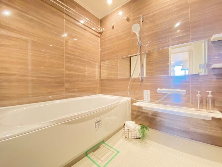 ホテルライクな入口から入るバスルームは162cmのゆったりサイズ。