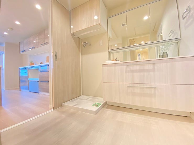 ワイドサイズの洗面台を置いてもご家族で一緒に使える広さの洗面所。