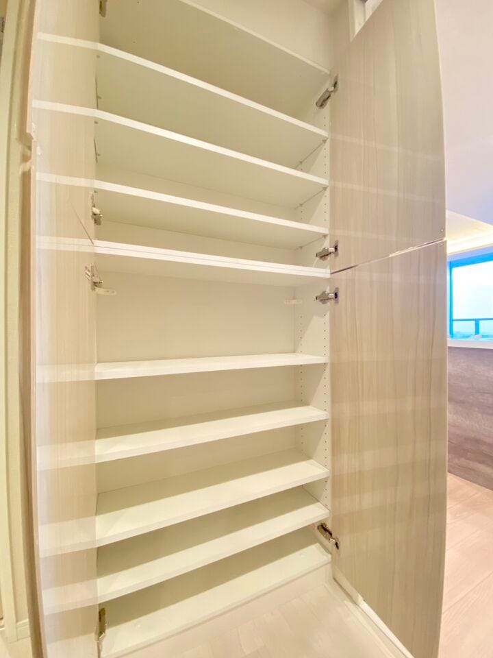 洗面所に棚を造作。リビング、廊下など要所に収納があるので生活感を軽減。