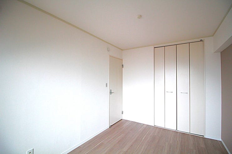 シンプルにデザインされた室内。家具やレイアウトでお好みの空間に。