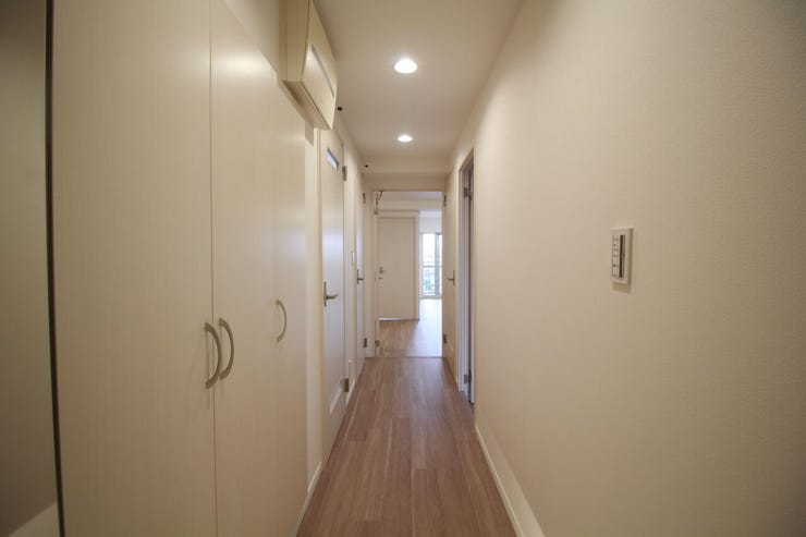 白を基調とした明るい廊下です♪