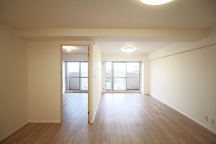 柔らかな色合いのフローリングと清潔感の溢れるクロスが明るい空間を創り出しているリビングダイニング。