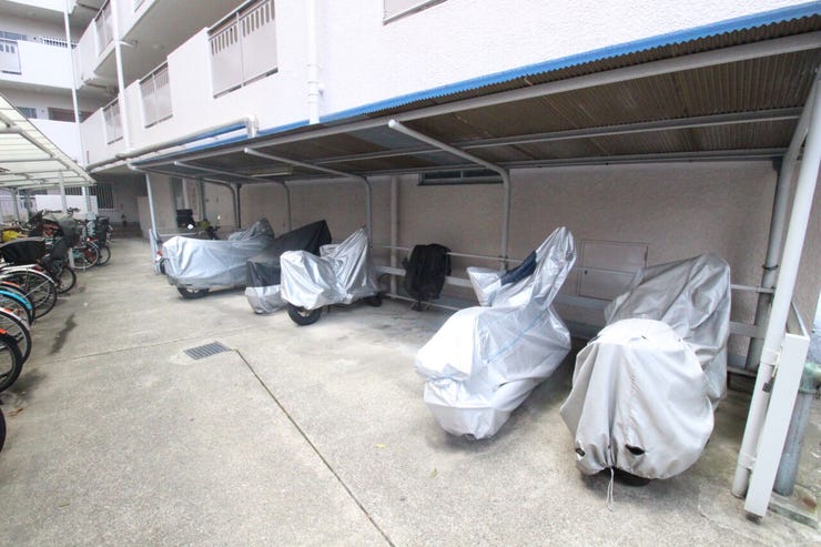 【バイク置場】広さがしっかり確保されているので大型バイクも安心です。