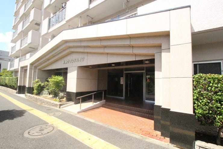 エントランスへと導いてくれるアプローチ。きっとその先にも素敵な空間が広がっているんだろうなと期待が膨らみます。