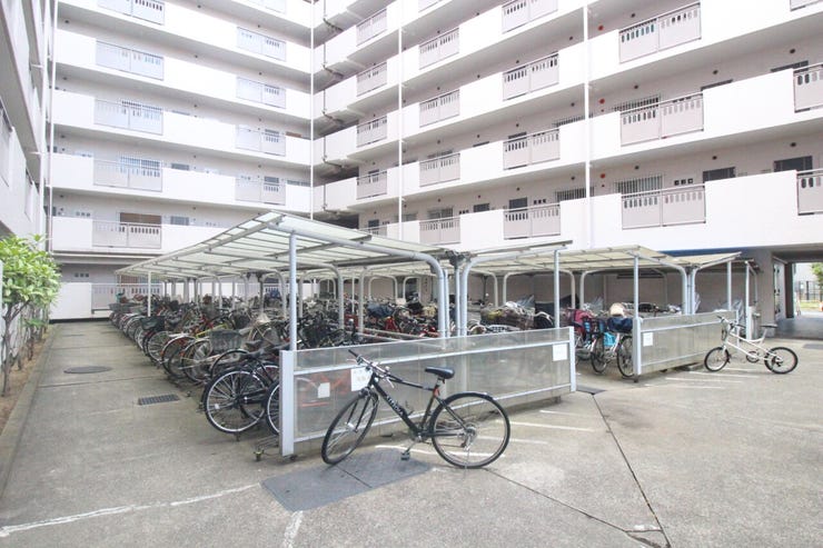 【駐輪場】広さがしっかり確保された、敷地内駐輪場。屋根付きで雨や風から守ってくれます。