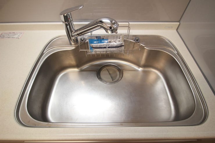 スポンジや食器用洗剤が置ける小物置き付のシンクでスッキリ快適。