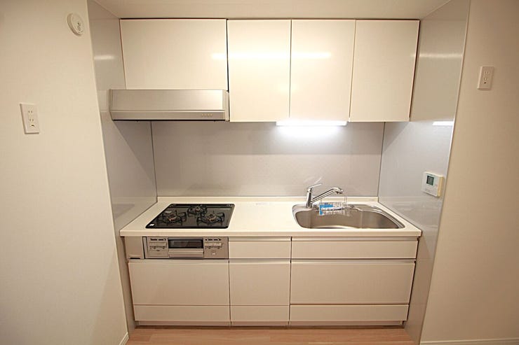 シンプルで使い易いシステムキッチンは広々とした空間で、楽しく料理ができます