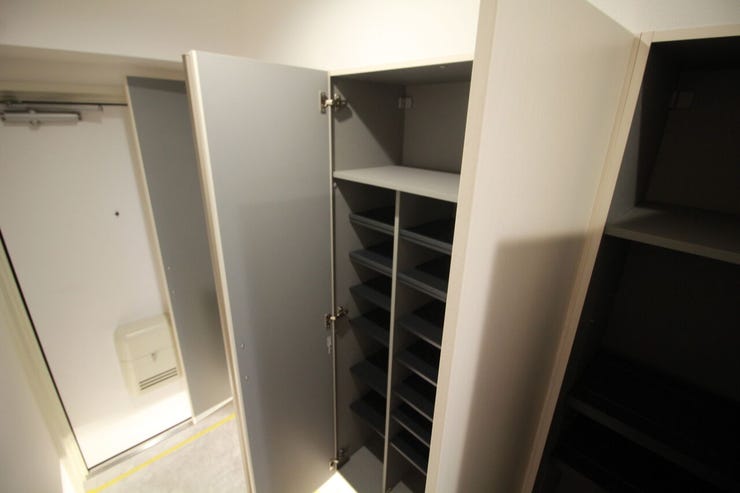 【シューズボックス】玄関にはたっぷり収納付き!大型荷物も安心の収納スペースです。