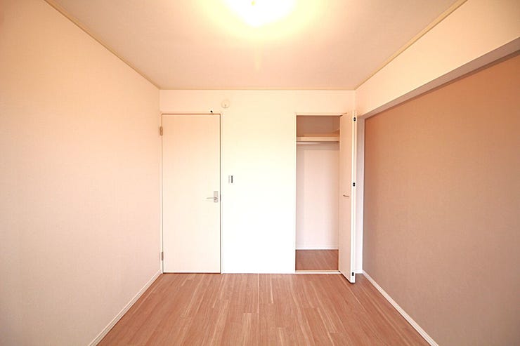 採光良好な明るい室内。木の温もりがやさしいフローリングは安らぎをもたらすプライベート空間。