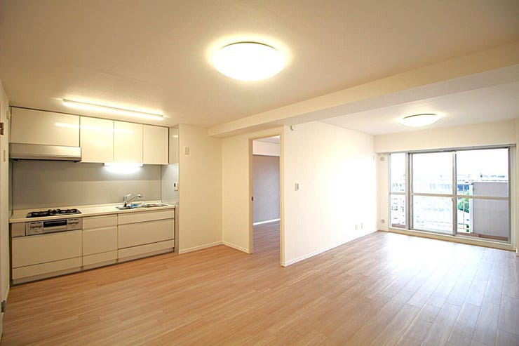 光が溢れ、風も溢れ、居心地のよい住空間、自然体で過ごせるリビングです。