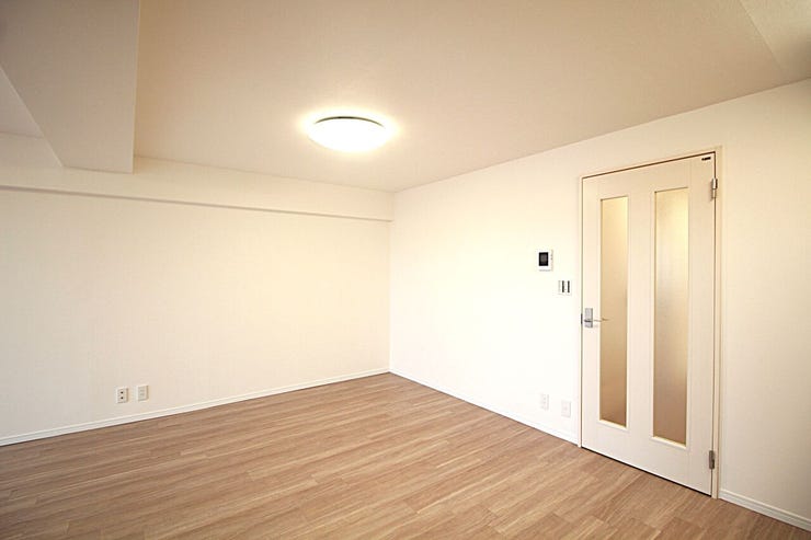 ダイニングテーブルやTVボード等ゆとりを持って配置できる広さです。家具のレイアウトも新生活スタートの楽しみの一つですね。