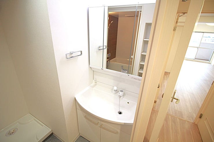 【三面鏡化粧台】収納力と機能性に優れお手入れもラクラク。朝の身支度もこれで快適です!