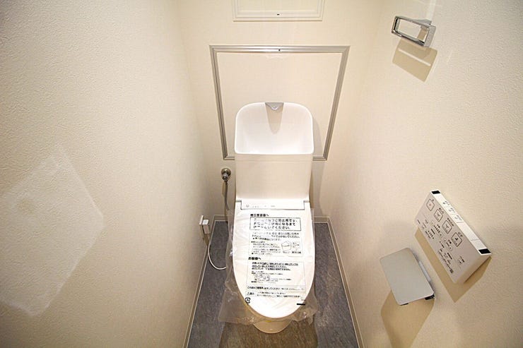 いつも清潔なスペースであってほしいのが毎日使うトイレです。掃除がしやすいのはもちろん、落ち着けるスペースにしたいですね。