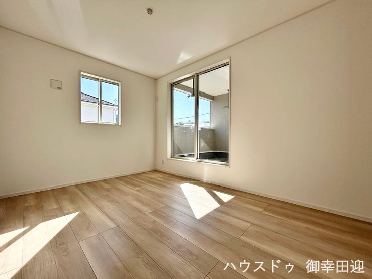 ■□■2階6.5帖洋室■□■寝室、書斎、趣味の部屋。家族の成長やライフスタイルに合わせ、様々な使い方ができる快適な空間です。