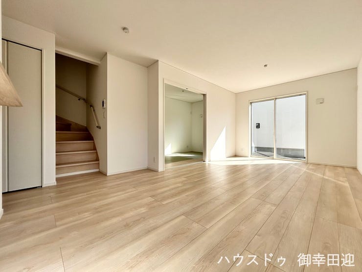 ■□■安らぎと笑顔の中心地■□■陽光が優しく降り注ぎ、会話が自然と弾む。ここでは、毎日が特別な時間へと変わります。