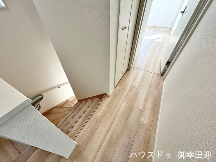 ■□■暮らしを繋ぐ、明るい動線■□■採光窓から光が差し込み、足元を優しく照らす。安全で快適な、家族の生活を支える縦の繋がりです。