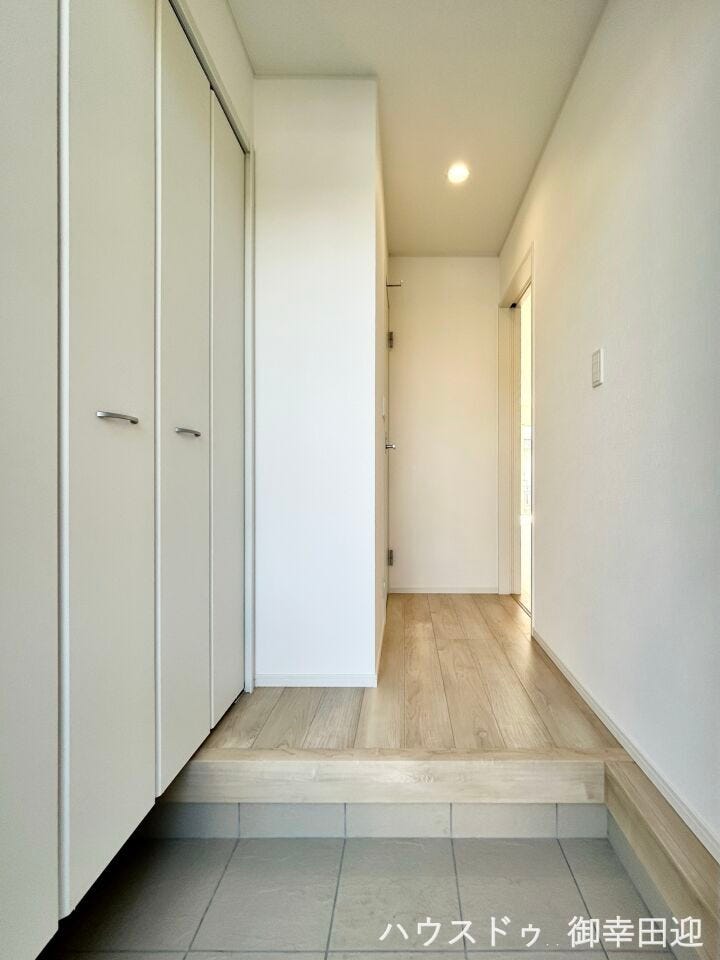 ■□■「しまう」が叶える、美しい玄関■□■大容量のシューズボックスがあることでいつも整理された、気持ちの良い「家の顔」を保てます。