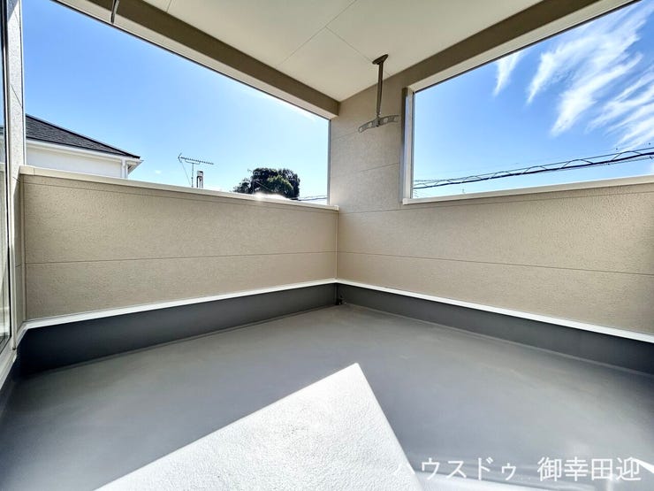 ■□■空の下の開放的な特等席■□■日光浴や読書、外の空気を感じながらリフレッシュ。暮らしを豊かにする、もう一つの心地よい空間です。