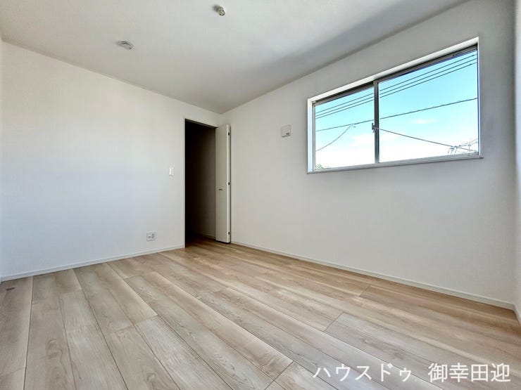 ■□■2階6帖洋室■□■寝室、書斎、趣味の部屋。家族の成長やライフスタイルに合わせ、様々な使い方ができる快適な空間です。