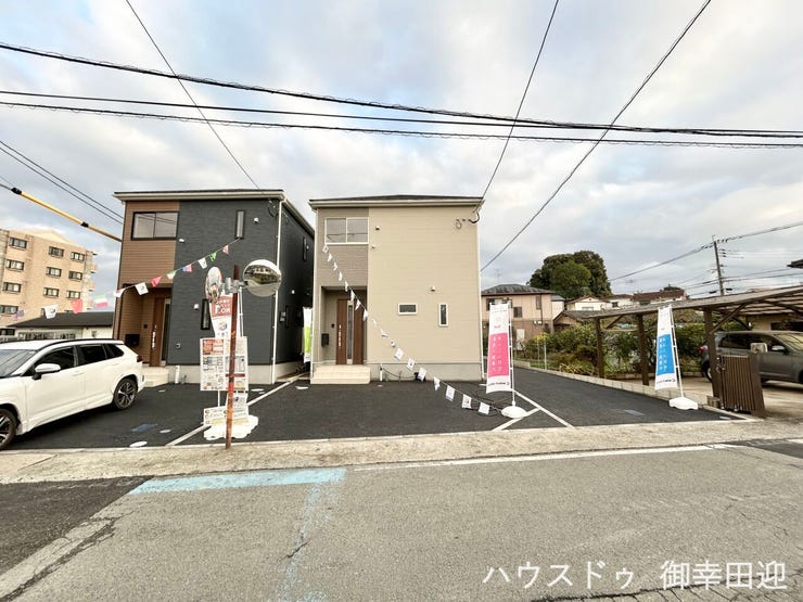 ■□■車と趣味の幅が広がる場所■□■
単なる駐車スペースではない、洗車やタイヤ交換、DIYにも使える多目的な屋外スペースです。