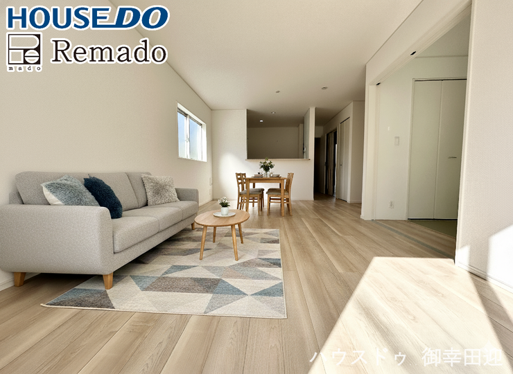 【リビング】
■□■家族の笑顔が集う、安らぎとくつろぎの中心地■□■お気に入りの家具を迎え、窓からは心地の良い光が差し込みます。※CGで家具を配置しています。