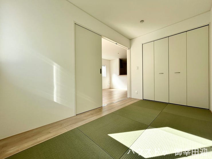 ■□■憩いと多用途の万能空間■□■ゲストをもてなし、昼寝や家事にも使える、畳のぬくもりが心地よい多目的スペース。