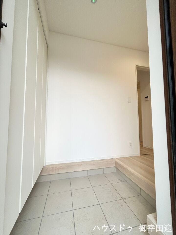 ■□■「しまう」が叶える、美しい玄関■□■
大容量のシューズボックスがあることでいつも整理された、気持ちの良い「家の顔」を保てます。