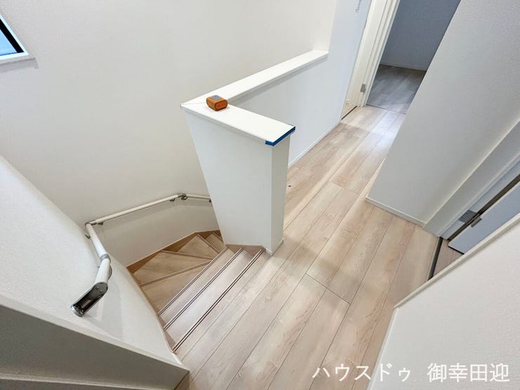 ■□■暮らしを繋ぐ、明るい動線■□■
採光窓から光が差し込み、足元を優しく照らす。安全で快適な、家族の生活を支える縦の繋がりです。