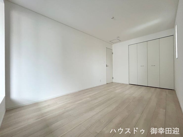 ■□■2階7.5帖洋室■□■
心からリラックスできる静けさ、上質な眠りで、毎日をリセットします。明日への活力を養う空間です。