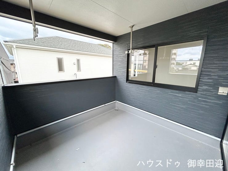 ■□■空の下の開放的な特等席■□■
日光浴や読書、外の空気を感じながらリフレッシュ。暮らしを豊かにする、もう一つの心地よい空間です。