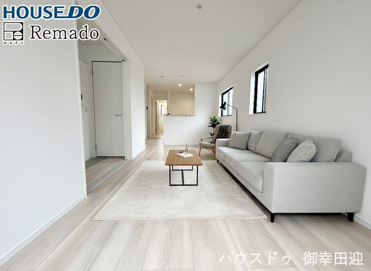 【リビング】
■□■家族の笑顔が集う、安らぎとくつろぎの中心地■□■
お気に入りの家具を迎え、窓からは心地の良い光が差し込みます。※CGで家具を配置しています。