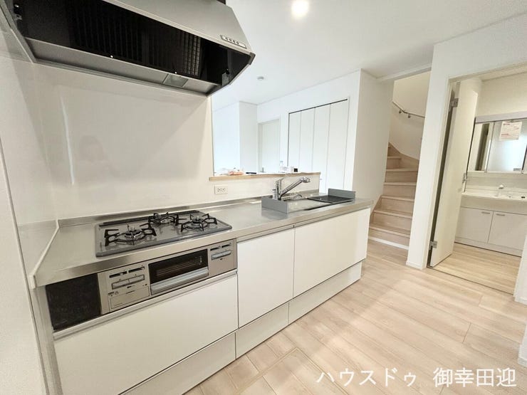 ■□■家族の「美味しい」が集まる、喜びを生み出す舞台■□■
高い機能性と美しいデザインを両立。料理する人も、待つ人も、笑顔になれる場所です。